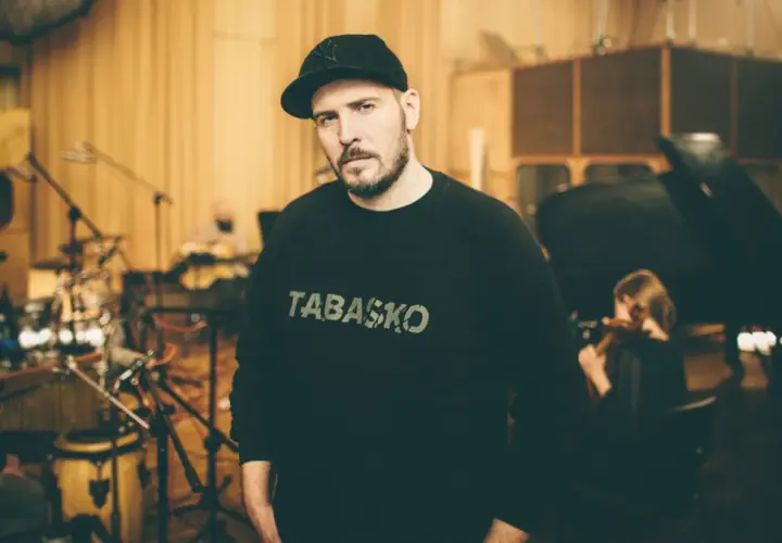 Michał Graczyk, producent, w studiu nagraniowym z muzykami.