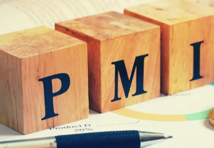 Drewniane klocki z literami P, M, I. Czy to jest PMI, czyli wskaźnik aktywności gospodarczej? Obok długopis i wykres.