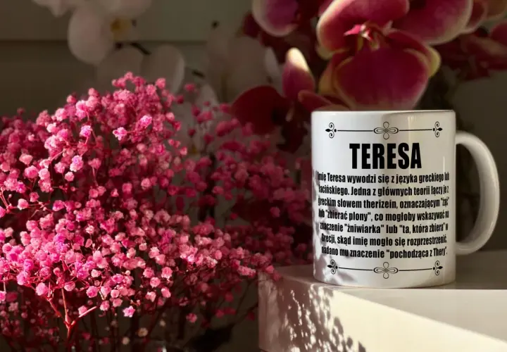 Kubek z imieniem Teresa na tle różowych kwiatów. Idealny prezent na imieniny Teresy.