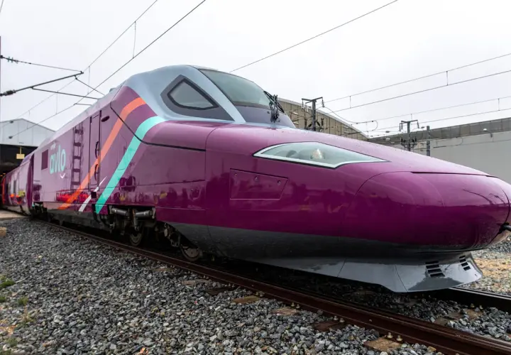 Tren morado de Avlo, listo para viajar desde la cuenca de Alicante.