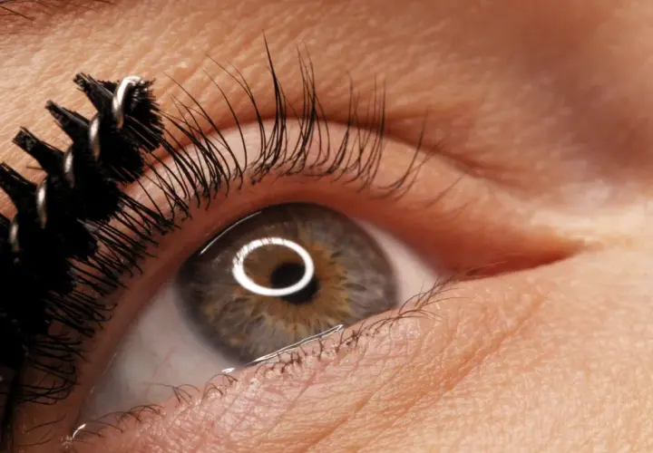 Szczegółowy widok oka z przyrządem do liftingu rzęs. Instrukcja lash lift po polsku krok po kroku.