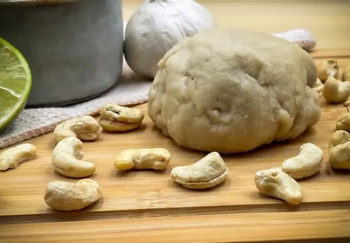 Masa para mozzarella vegana con anacardos, ajo, limón y un recipiente.