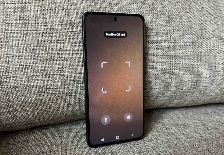 Ekran telefonu Samsung gotowy do skanowania. Napis "Najděte QR kód" podpowiada, jak zeskanować kod QR Samsung.