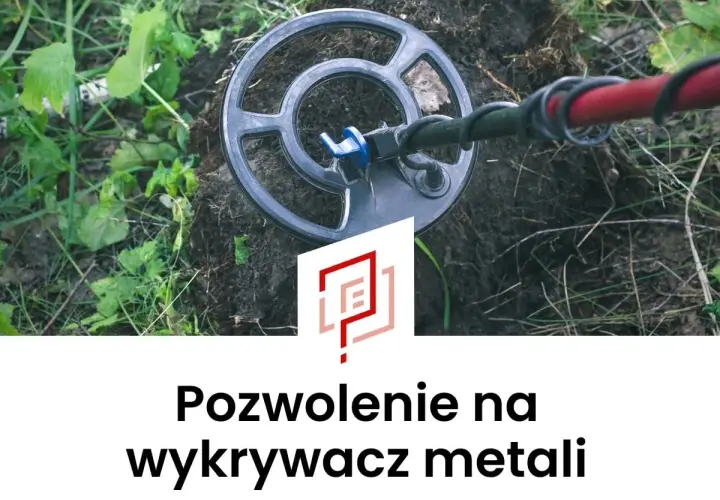 Cewka wykrywacza metali nad ziemią, gotowa do poszukiwań. Potrzebne pozwolenie na wykrywacz metali, by odkrywać skarby.