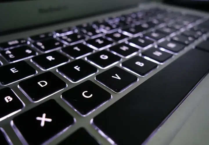 Stary laptop zamula? Przyspiesz go! SSD, RAM i darmowe triki