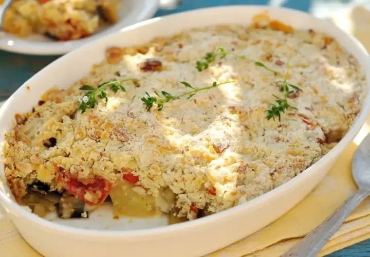 Un gratin de légumes savoureux, une salade cuite dorée et croustillante, garnie de thym frais.