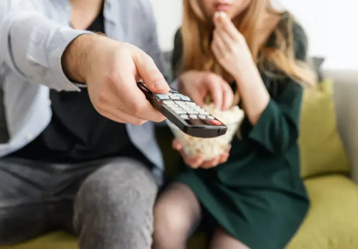 Jak zaprogramować pilot od dekodera do TV? Jeden pilot wystarczy!