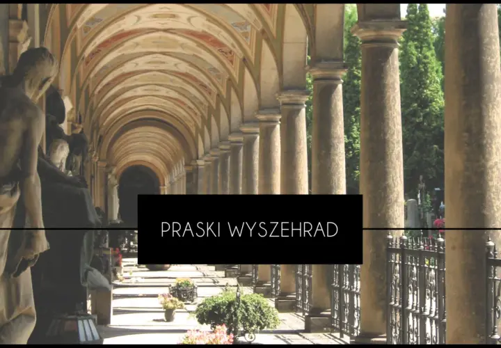 Kamienne rzeźby i kolumnada na cmentarzu Wyszehrad na Węgrzech.