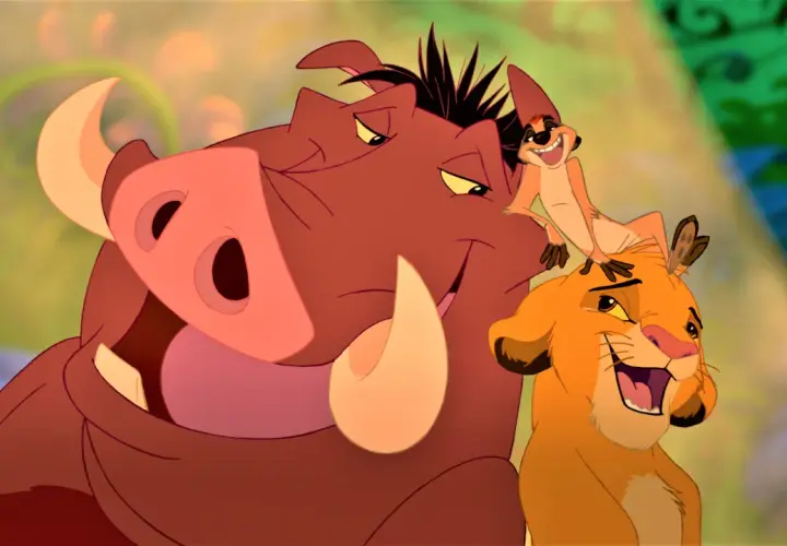 Pumba, Timon i Simba cieszą się życiem, śpiewając "hakuna matata tekst po polsku".
