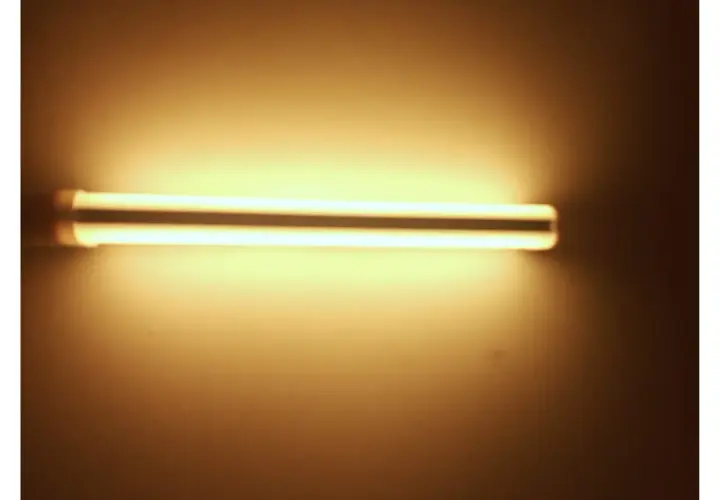 Lámpara tubular encendida, emitiendo luz cálida. ¿Será la diferencia entre g24d-2 y g24d-3?