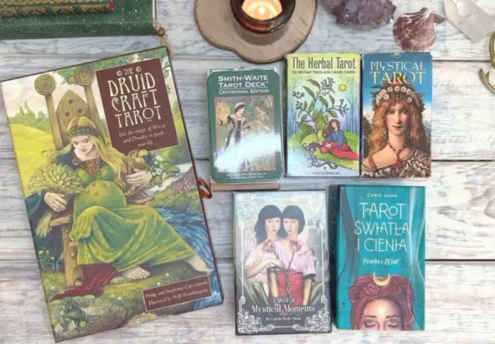 Karty tarota dla początkujących: Druid Craft Tarot, Smith-Waite, Herbal Tarot, Mystical Tarot, Tarot of Mystical Moments i Tarot Światła i Cienia.