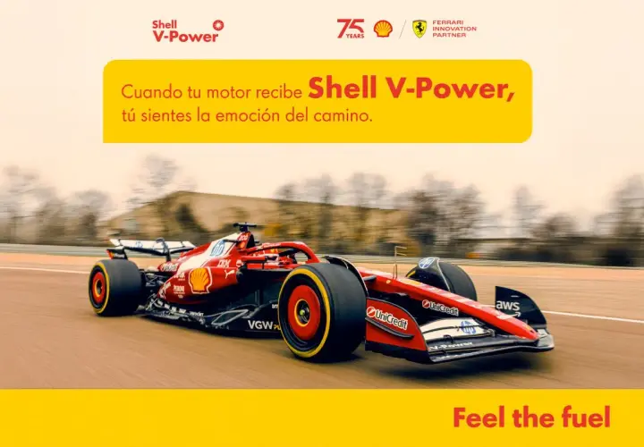 Coche de Fórmula 1 rojo y negro de Ferrari en pista, con el logo de Shell V-Power. Siente la potencia.