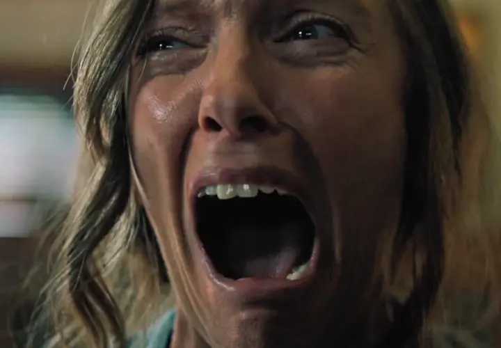 Un volto urlante, un'espressione di puro terrore. Le recensioni di Hereditary descrivono perfettamente questo momento di angoscia.