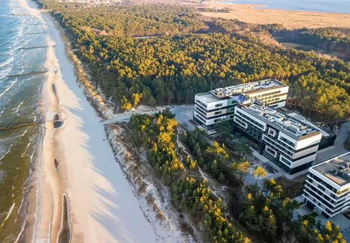 Nowoczesny hotel w lesie, tuż przy piaszczystej plaży i morzu. Idealne miejsce na wypoczynek.