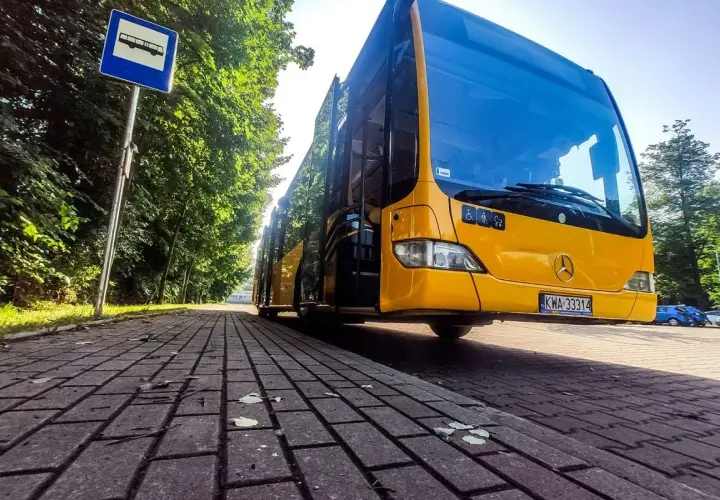 Żółty autobus na przystanku, gotowy do podróży z Krakowa do Zabrza.
