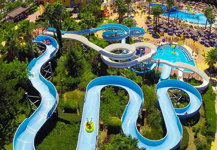 Toboganes acuáticos en un parque, ideal para disfrutar de los mejores parques acuáticos de España.