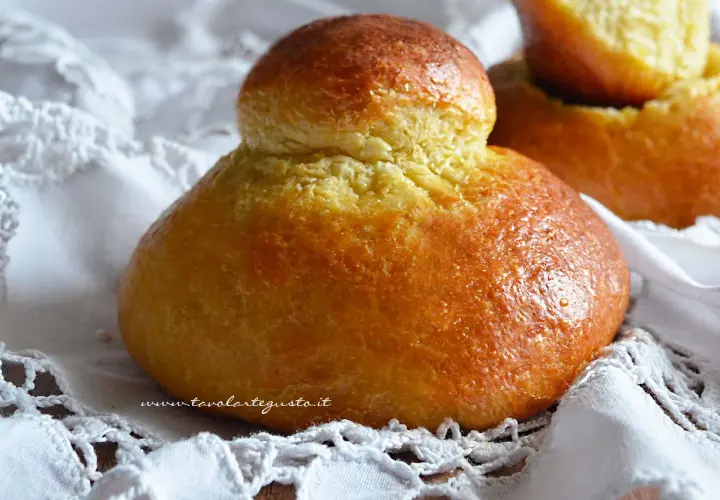 Brioche col tuppo dorate e soffici, pronte per essere gustate.