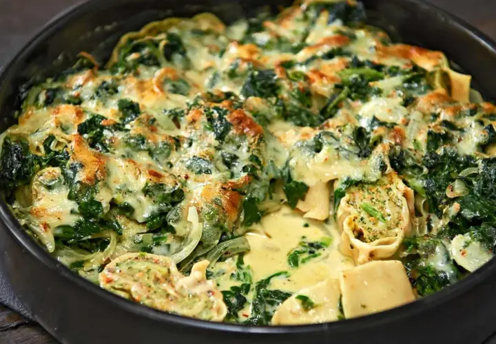 Herzhafter Maultaschen Auflauf mit Spinat und cremiger Käsesauce, goldbraun überbacken.