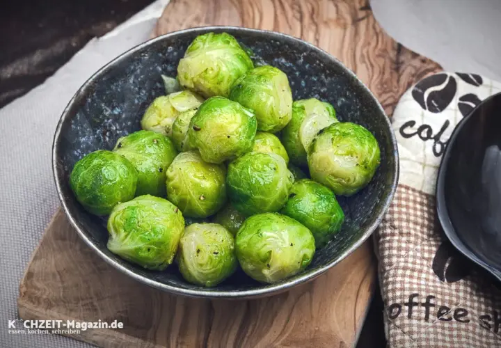 Frischer Rosenkohl in einer Schale, bereit für leckere Rosenkohl Rezepte Pfanne.