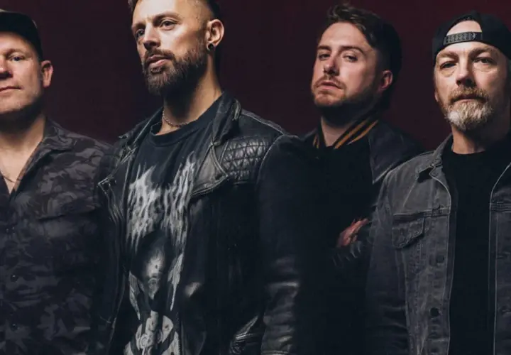 Czterech mężczyzn z zespołu Bullet for My Valentine Polska w rockowych stylizacjach, gotowi na koncert.