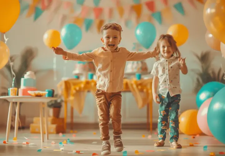 Bambini felici festeggiano un compleanno al chiuso con palloncini colorati e coriandoli. Perfetti giochi per feste di compleanno al chiuso!