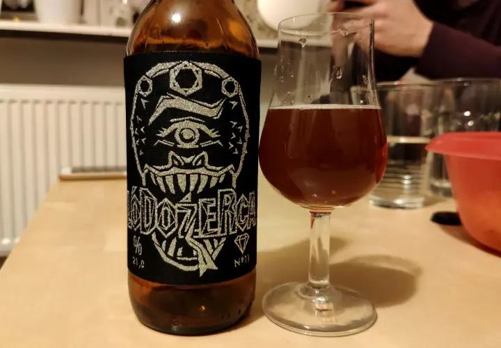 Butelka piwa z etykietą "Dozer" i kieliszek z bursztynowym trunkiem. Czy to najmocniejsze piwo w Polsce?
