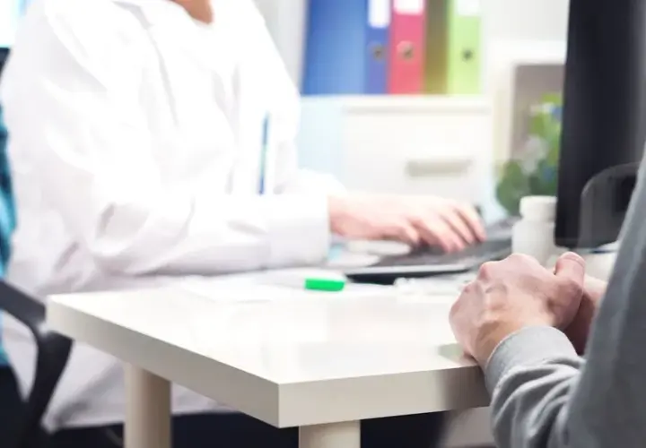 Choroba przed emeryturą: jakie konsekwencje dla pracy i emerytury?