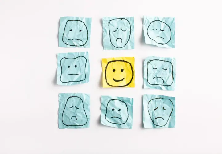 Siedem smutnych buziek na niebieskich karteczkach i jedna uśmiechnięta na żółtej. Jak pozbyć się negatywnych emocji? Zmień perspektywę!