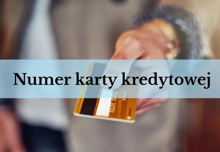 Dłoń trzyma kartę, na której widnieje napis "Numer karty kredytowej".