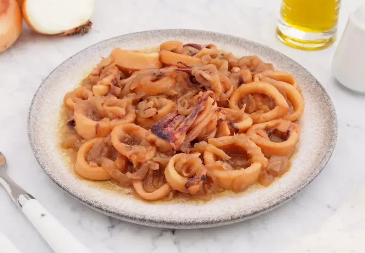 Receta de calamares encebollados de la abuela que evoca nostalgia
