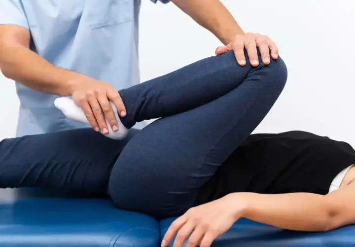 Fizjoterapeuta wykonuje ćwiczenia z pacjentem. Dowiedz się, jak zostać fizjoterapeutą i pomagać innym w powrocie do zdrowia.