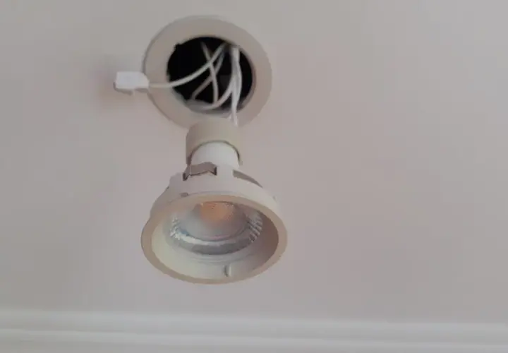 Instalación de un foco led en el techo. Merece la pena cambiar fluorescente por led para ahorrar energía y mejorar la iluminación.