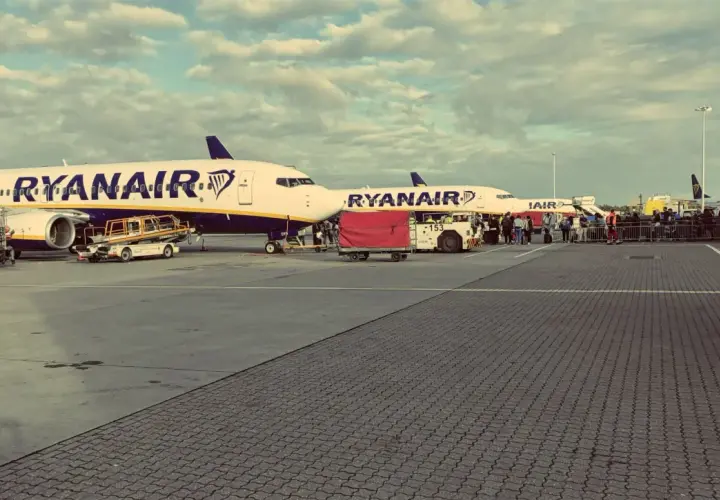 Ryanair-Flugzeuge am London Stansted Airport, bereit für den Flug nach London City. Passagiere warten in der Schlange.