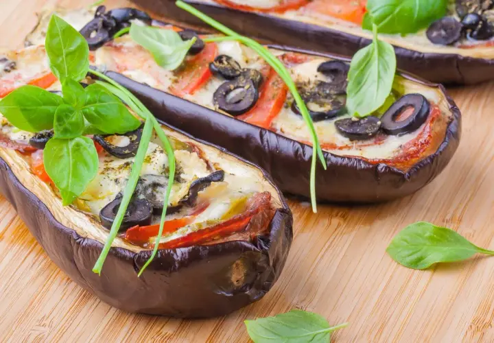 Aubergines farcies au four, garnies de tomates, olives et fromage. Une délicieuse recette aubergine viande hachée prête à être dégustée.