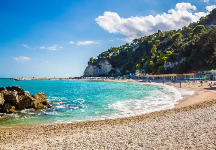 Spiaggia di Sirolo, Marche: mare cristallino, scogli e una collina verdeggiante fanno da cornice a questa perla adriatica.