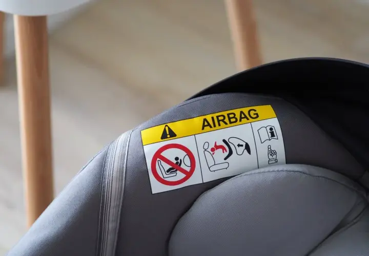 Naklejka "AIRBAG" na foteliku. Sprawdź, jak sprawdzić czy fotelik jest bezwypadkowy, zwracając uwagę na takie oznaczenia.