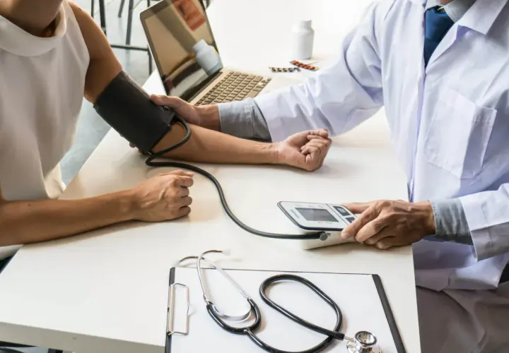 Medico misura la pressione. In caso di malasanità, il risarcimento danni è un diritto.
