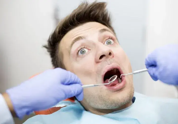 Co dentysta wkłada do zęba po usunięciu? Materiały i gojenie