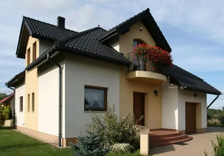Jaki kolor elewacji do czarnego dachu i brązowych okien, aby uniknąć błędów?