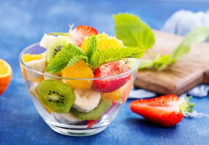 Ensalada de frutas frescas en un cuenco de cristal. Me han sacado una muela y tengo hambre, pero esta ensalada es suave y deliciosa.