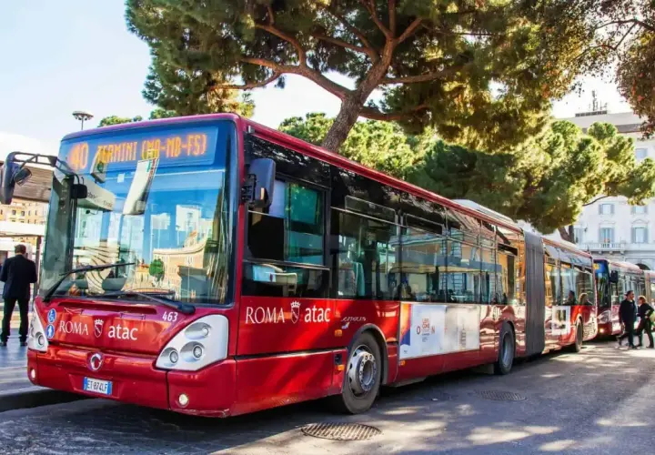 Bus rouge 40 en direction de Termini, une bonne option pour rejoindre le Vatican depuis la gare.