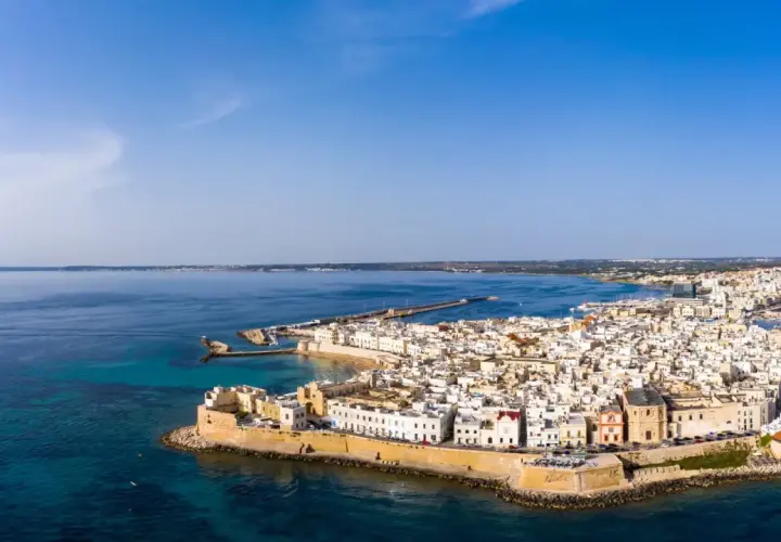 Vue aérienne de Gallipoli, joyau des Pouilles, avec ses maisons blanches et son château sur la mer Adriatique.