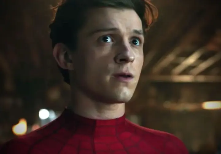 Tom Holland jako Spider-Man z zaskoczoną miną, w swoim czerwonym kostiumie.