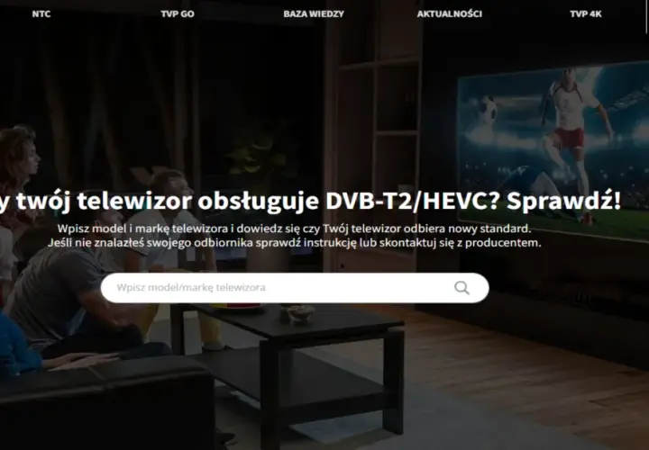 Rodzina ogląda mecz na telewizorze Samsung, który wyświetla informację o obsłudze DVB-T2/HEVC.