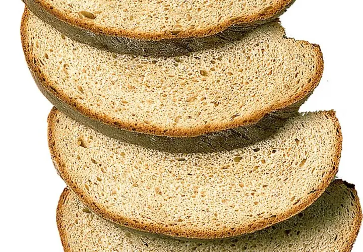Skivor av mörkt bröd, perfekt för ett gott limpa recept.