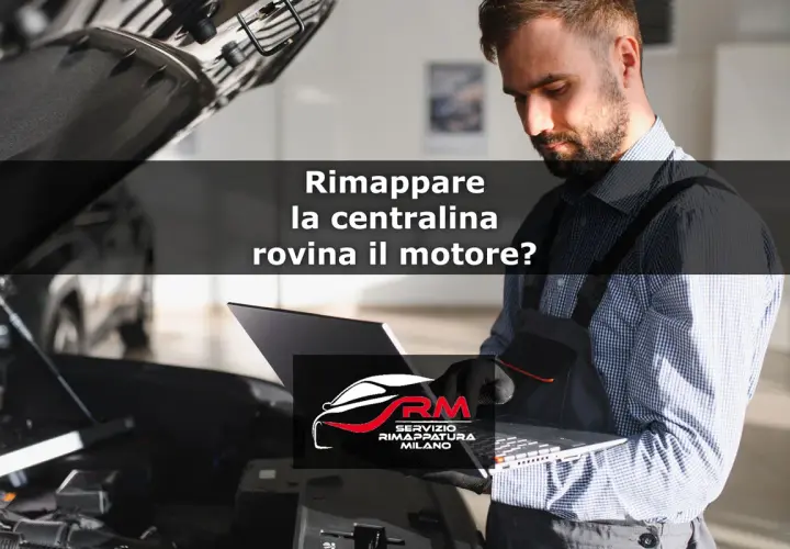 Meccanico con laptop esamina il motore. La rimappatura della centralina rovina il motore? Chiediti se vale il rischio.