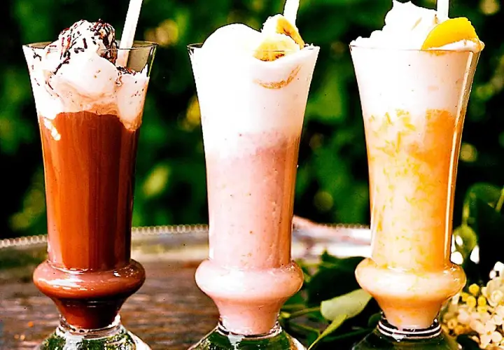 Tre läckra milkshakes: choklad, jordgubb och aprikos. Perfekta för ett somrigt milkshake recept!