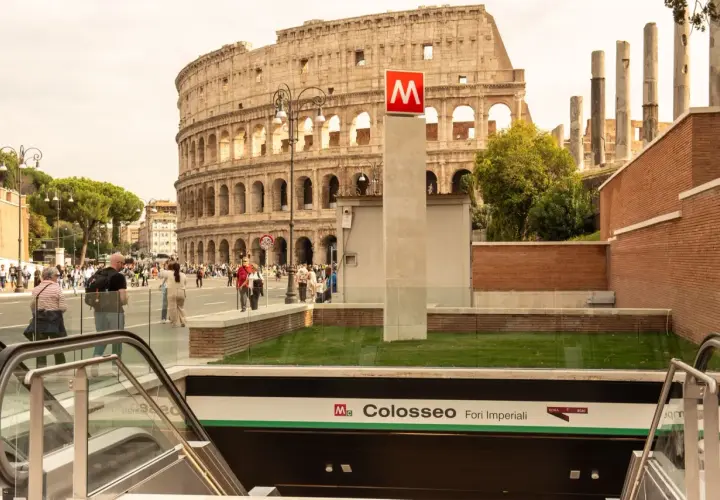 Ingresso metro Colosseo, Fori Imperiali, Roma. Il 2 giugno, turisti e romani si muovono vicino al maestoso anfiteatro.