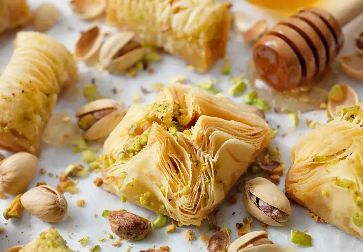 Deliciosos bocados de baklava, perfectos para tus recetas con masa filo. Pistachos y miel completan esta tentación.