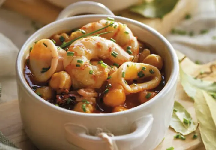 Receta fácil de garbanzos con gambas y calamares que sorprenderá